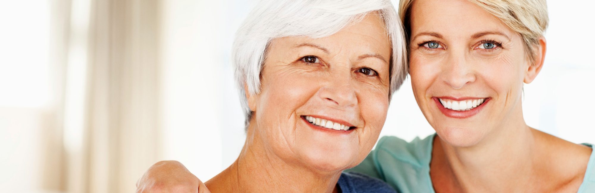 Deux femmes souriantes