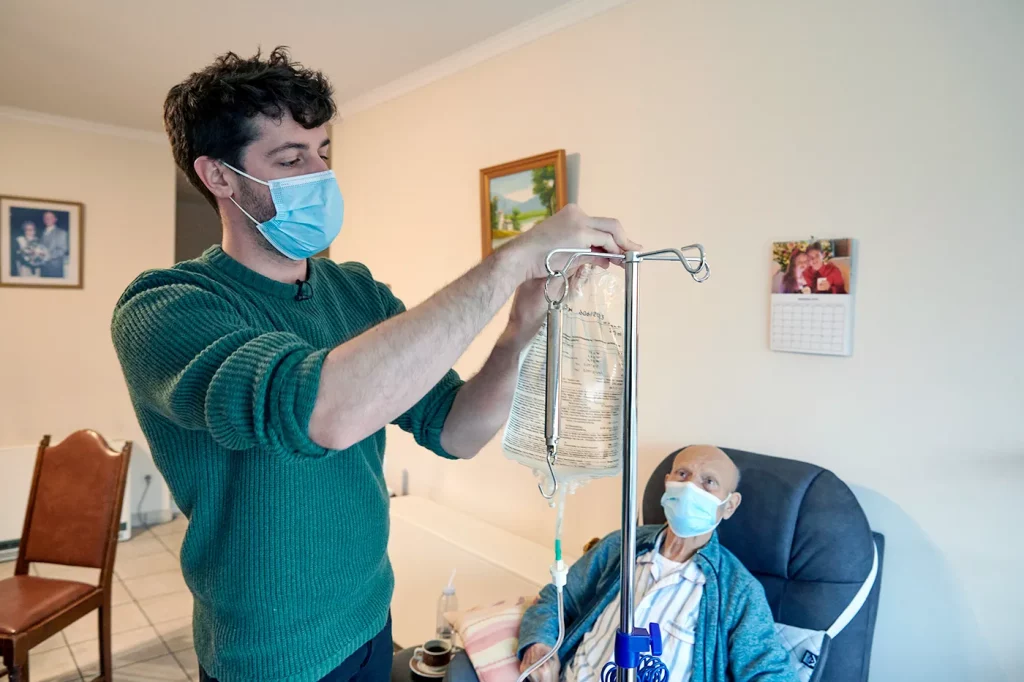 Un infirmier à domicile de l'asbl Arémis effectue un soin à Bruxelles